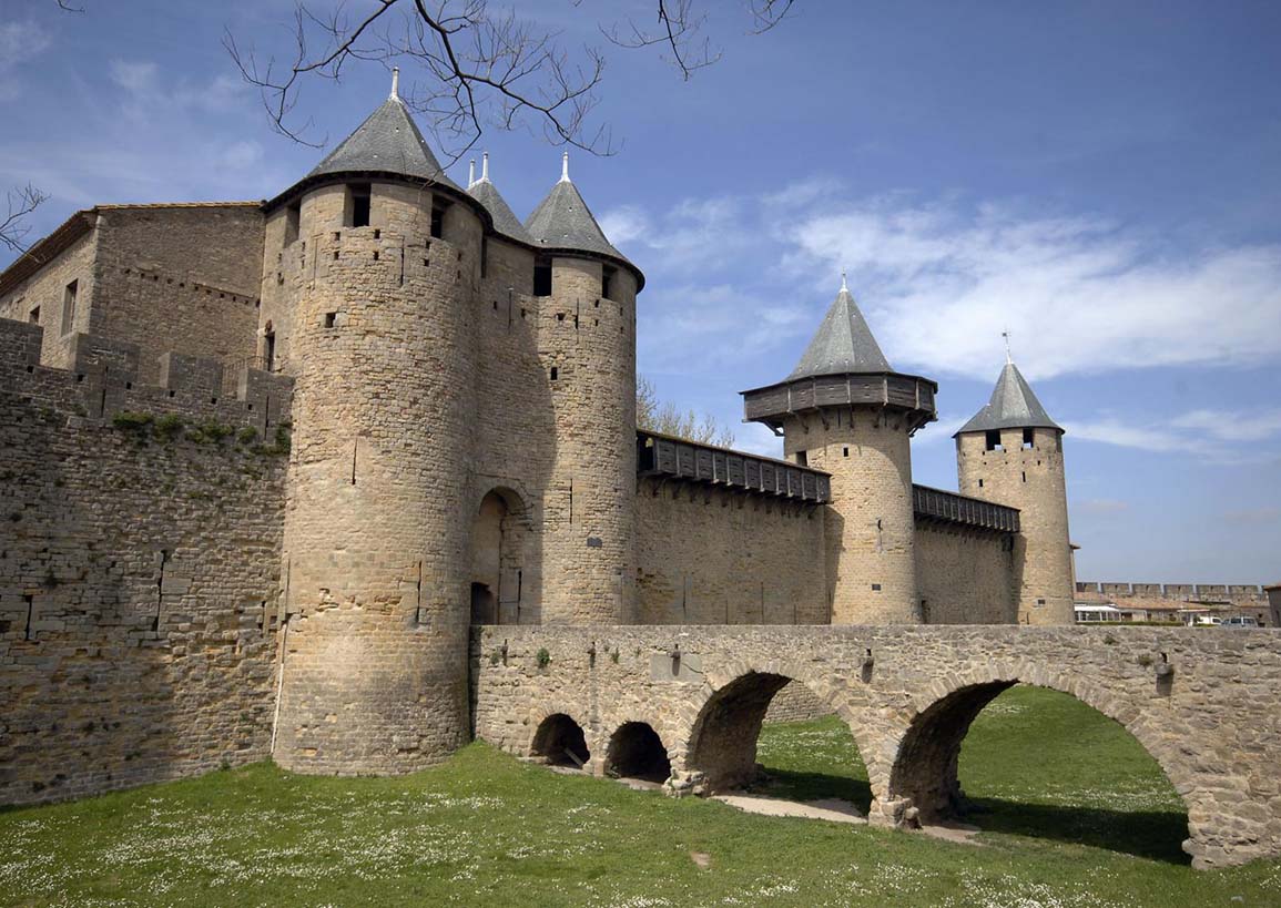 La Magie de Carcassonne : Exploration Approfondie des Sites Historiques, des Remparts Imposants et des Paysages à Couper le Souffle